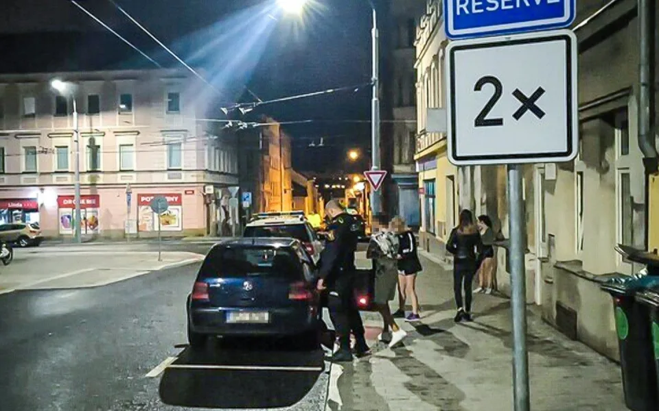 Jedno špatné parkování spustilo lavinu průšvihů, muž skončil v rukou policie