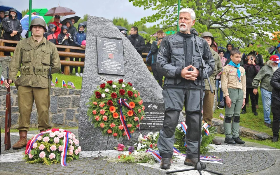 Loni k památníku na Zhůří dorazil na motorce i prezident Petr Pavel