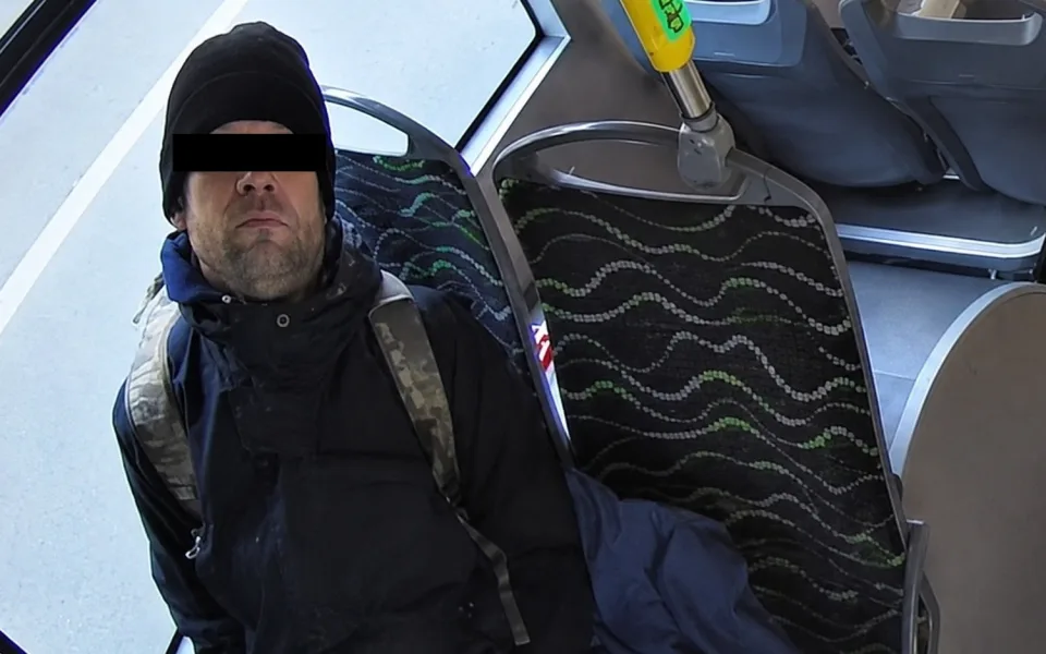 Policie už ztotožnila predátora, který ve vlakovém kupé drsně obtěžoval ženu