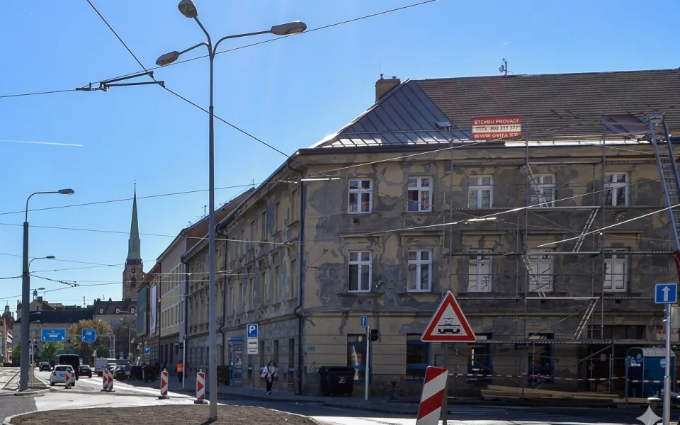Ostudný oprýskaný dům naproti Novému divadlu dostane novou fasádu