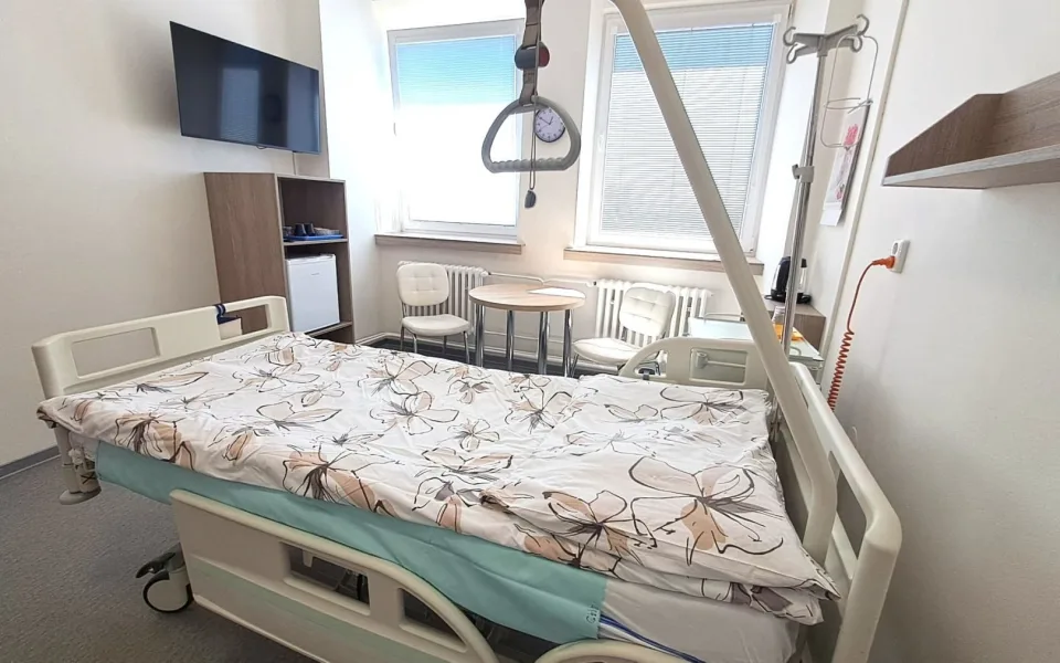 Modernizace pokojů v rokycanské nemocnici. Pacienti se mohou těšit i na nové televize