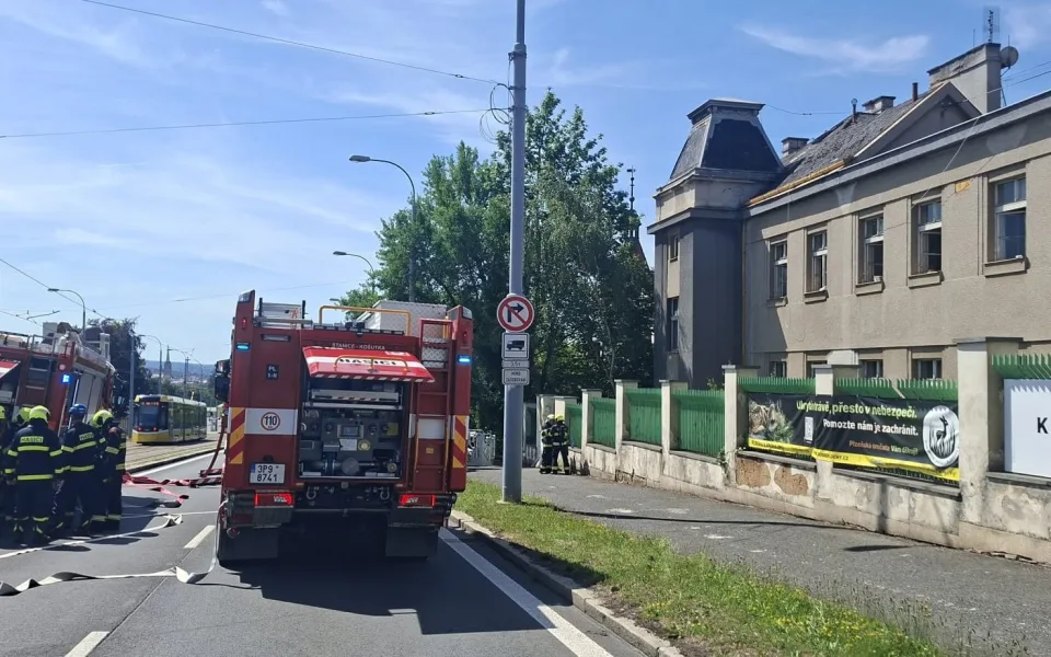 Objekt dříve slavného CD hotelu zachvátil požár. Hasiči evakuovali z budovy 32 osob