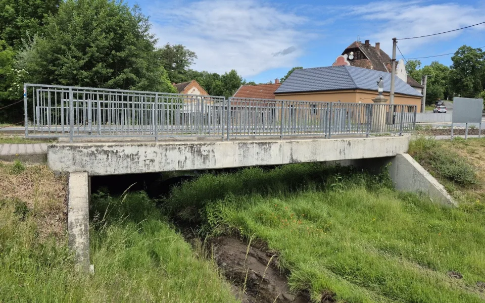 Na důležité trase pro nadměrné náklady začíná stavba nového mostu. Starý dosloužil