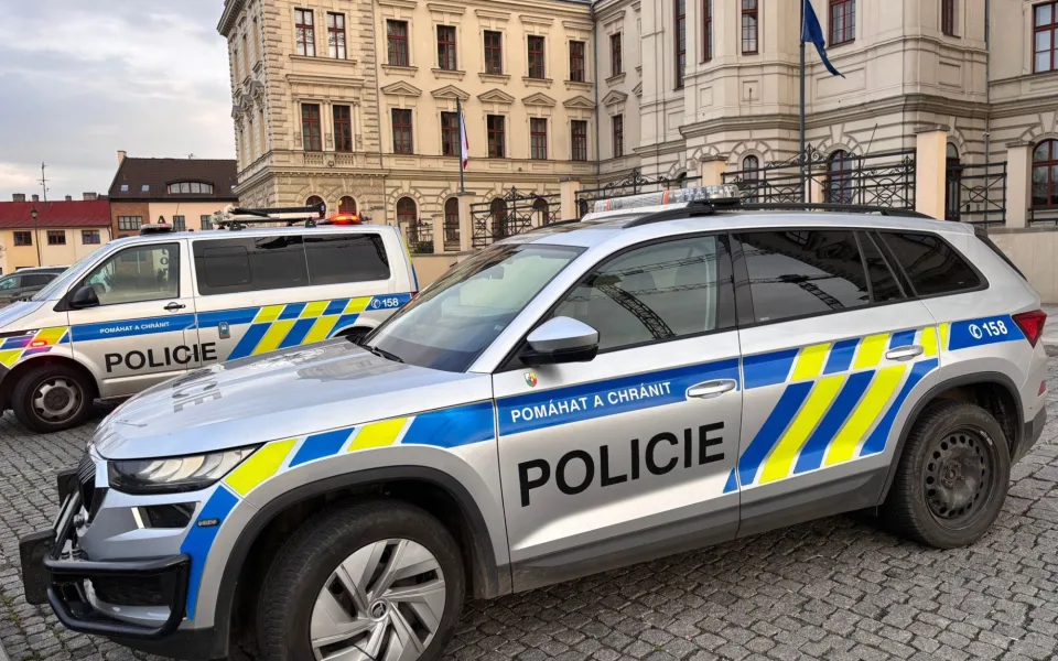 Policie hlídá budovu okresního soudu v Plzni, kde pachatel oznámil uložení nástražného výbušného systému