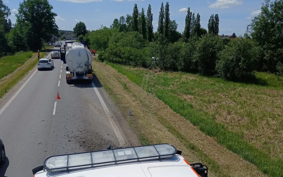 Po střetu s kamionem zmizelo odražené auto v hustém porostu, kde přerazilo strom