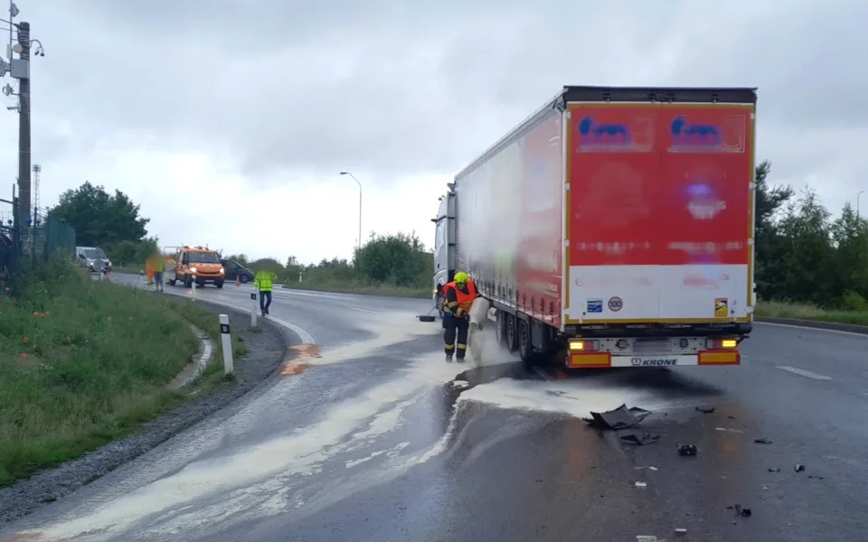Nafty vytéká z kamionu na Svaté Kateřině