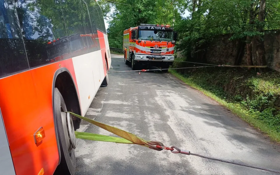 Havarovaný autobus hasiči zajistili pomocí navijáků