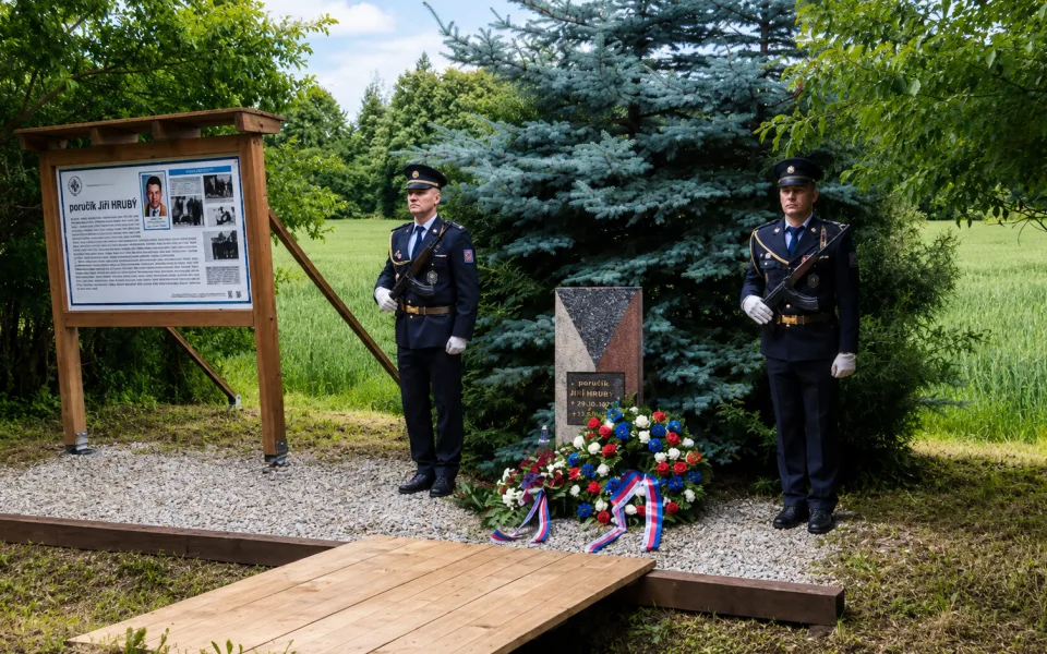 Památku policisty Jiřího Hrubého uctili jeho kolegové společně s rodinou