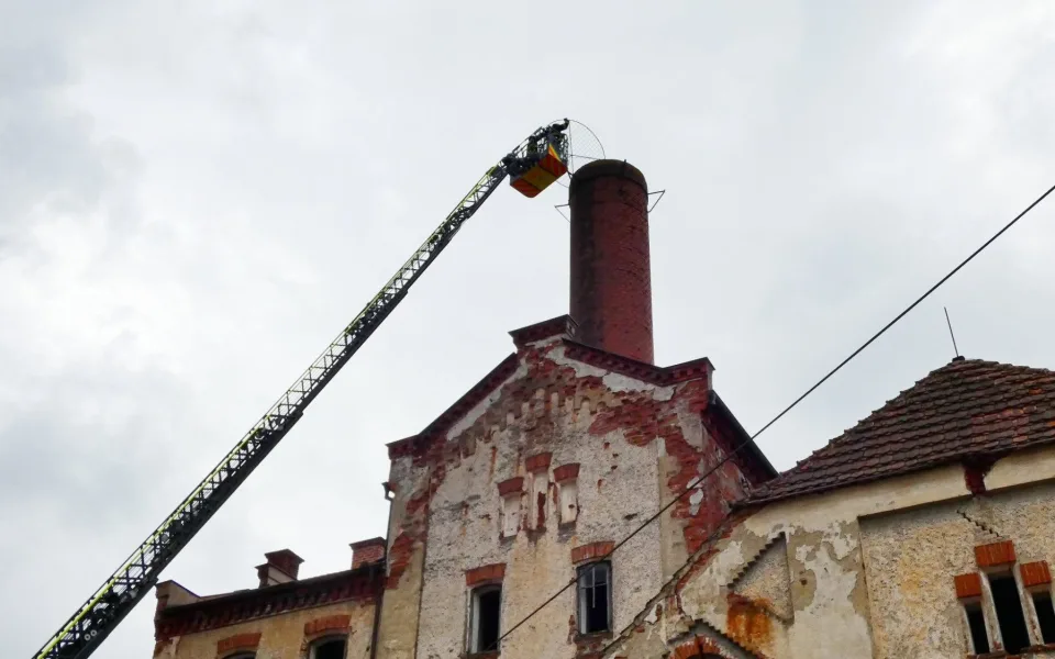 Tragická událost přispěla ke změně. Hasiči zabezpečili komíny, kde hnízdí čápi