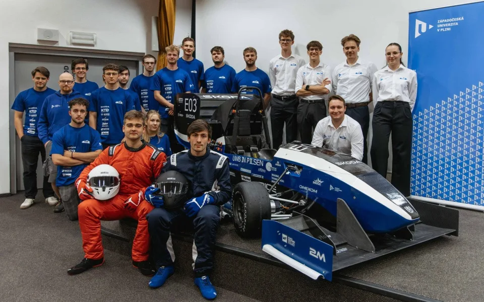 Studenti ukázali nový model elektrické formule, pracují i na bezpilotním systému