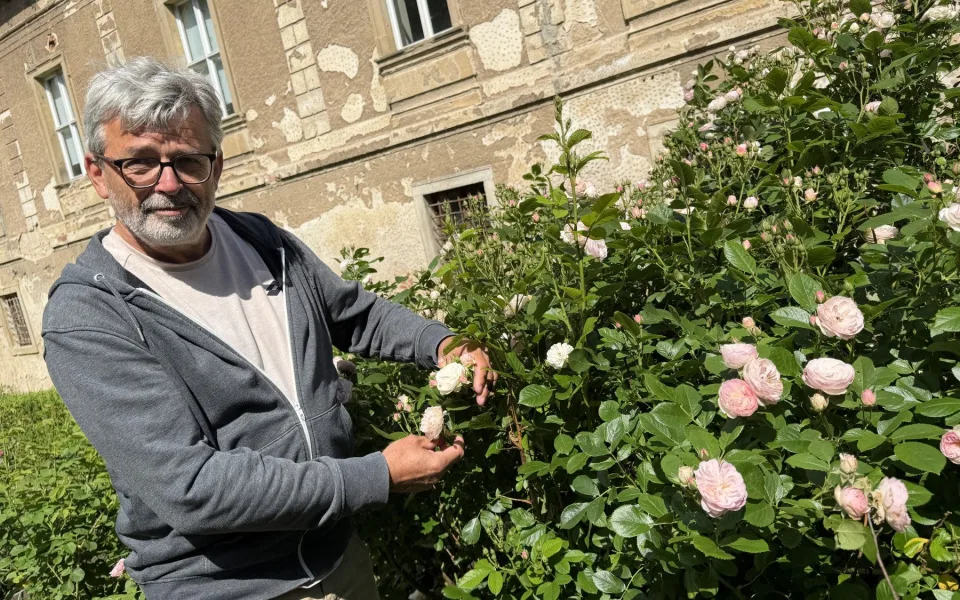 Kastelán zámku Nebílovy Milan Fiala je na sbírku růží náležitě hrdý