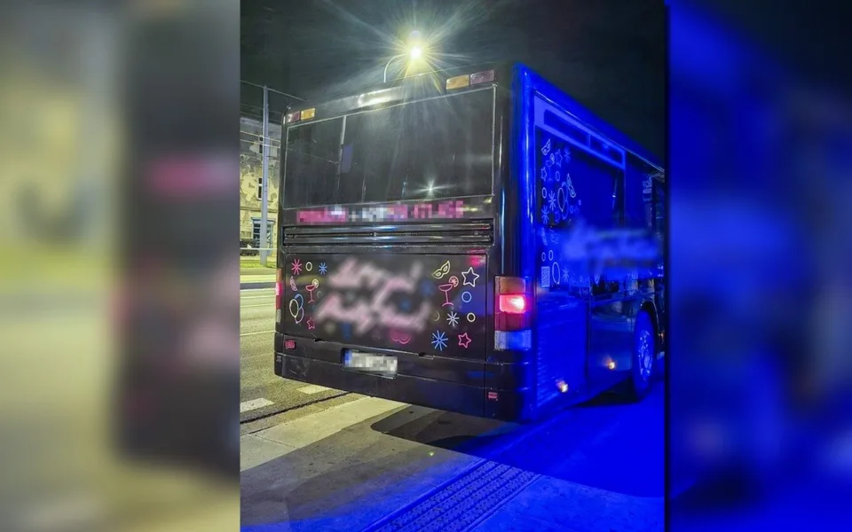 Pojízdný večírek v party busu se poněkud zvrhnul, mejdan utnuli strážníci