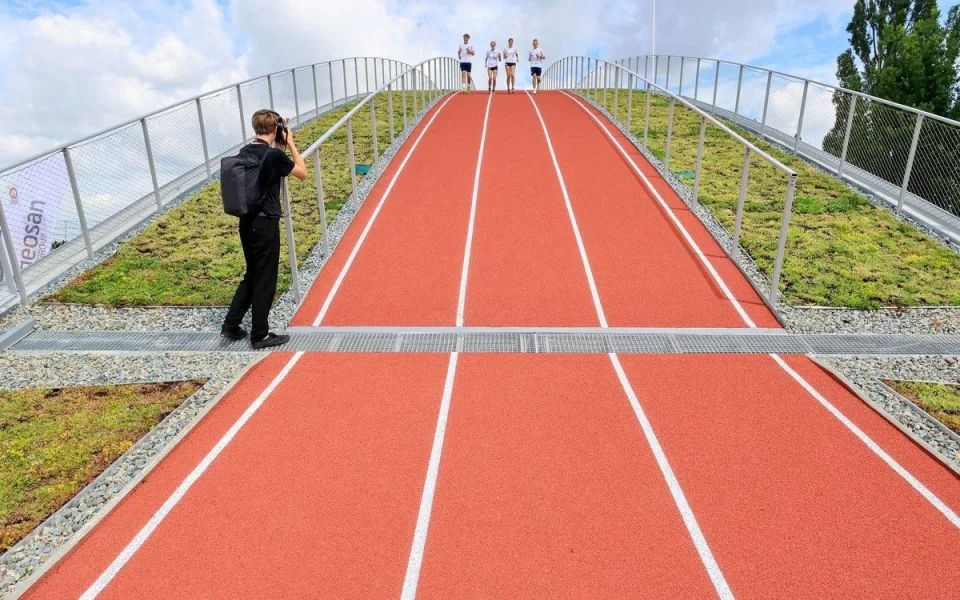 Unikátní atletická dráha s náběhovým kopcem je přímo na střeše sportovního objektu