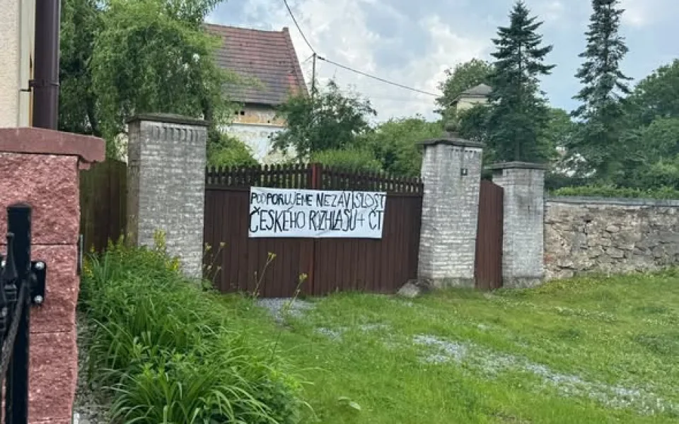 Plachta na vratech v Bílově na severním Plzeňsku vytočila poslance ANO