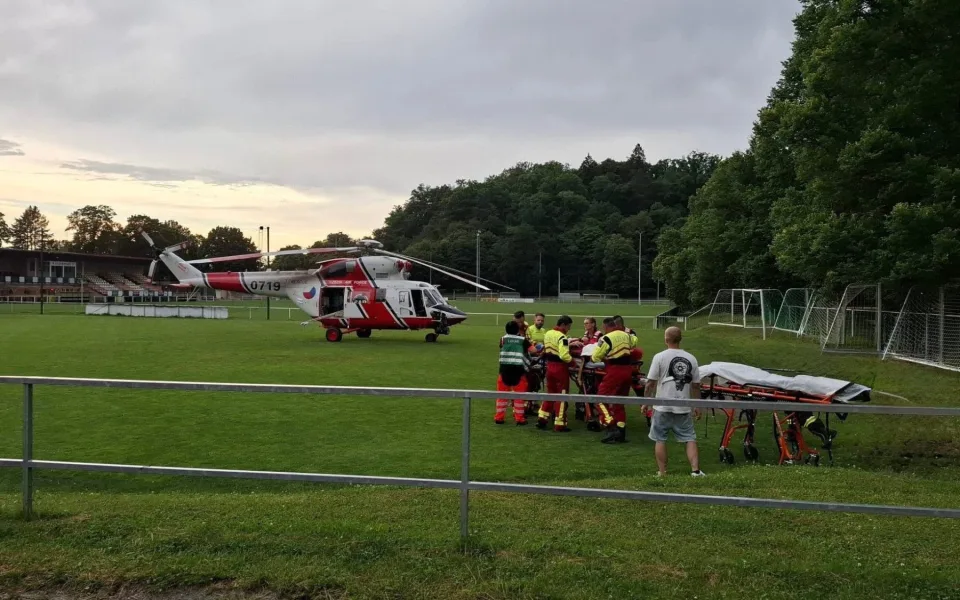 VIDEO: Jeden z parašutistů je v kritickém stavu. Záchranáři děkují těm, kteří pomohli