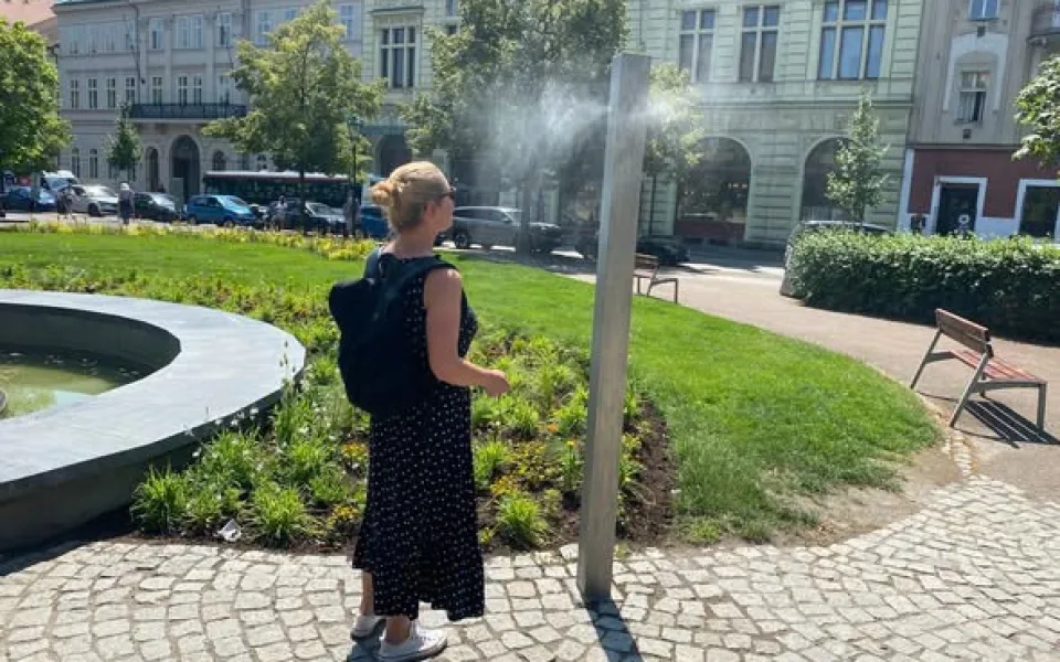 Města kvůli vedrům instalují mlžítka. Za hodinu spotřebují 30 litrů vody