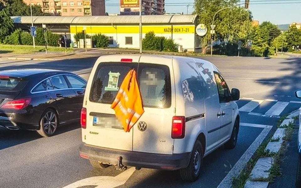Řidič nechal stát auto na blikačkách před rušnou křižovatkou a odešel do pivnice