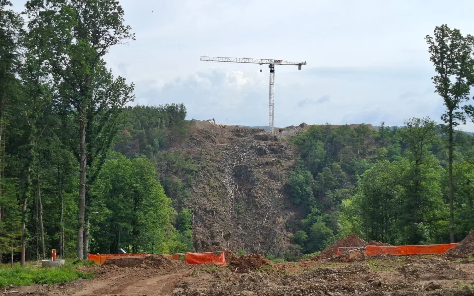 Stavba nejvyššího silničního mostu pokračuje, brzy začnou i práce na novém obchvatu