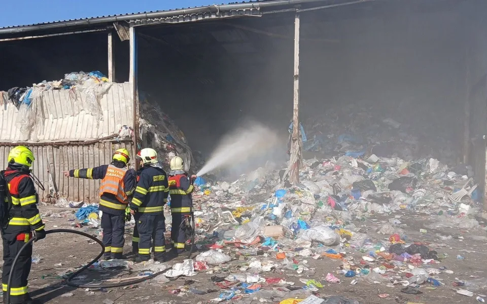 Hasiči v úmorném vedru bojují s požárem 50 tun plastového odpadu
