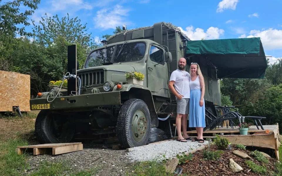 Legendární vojenskou Vejtřasku proměnili manželé Vácovi v unikátní glamping