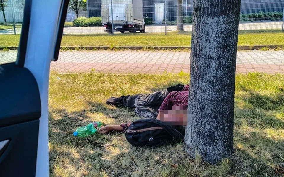 Ve vedru ležel na zemi od rána až do odpoledne muž s vážnými zdravotními potížemi. Pomohla mu až hlídka městské policie