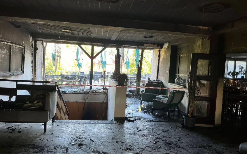 Při požáru hotelu se nadýchala zplodin mladá recepční, chtěla varovat ubytované
