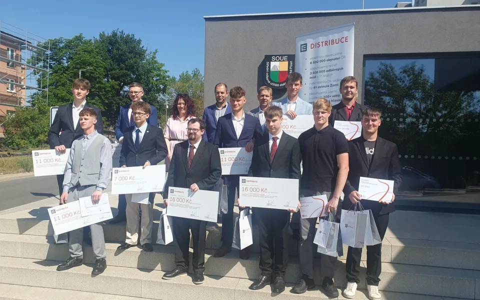 Ocenění studenti SOUE Plzeň a zástupci ČEZ DIstribuce i vedení školy, červen 2023.
