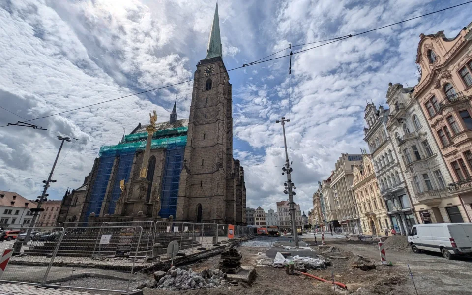 Neobhajitelné ničení, památkáři ostře kritizují postup města při rekonstrukci náměstí