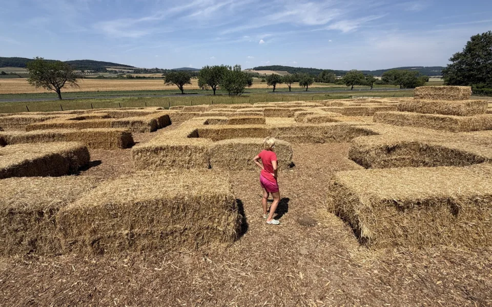 VIDEO: Rozsáhlý slámový labyrint vyrostl u známého zatopeného lomu Němčák