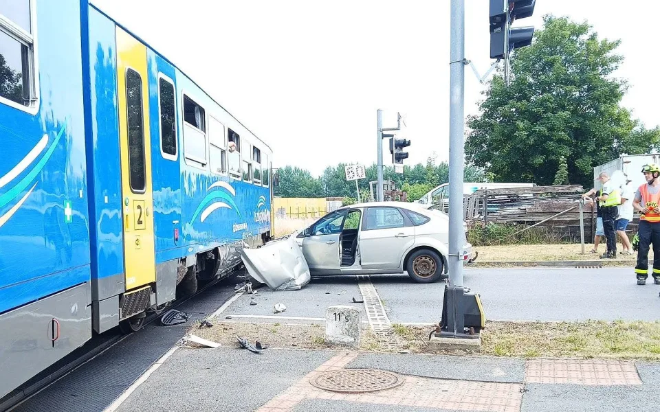Auto se na železničním přejezdu střetlo s jedoucím vlakem