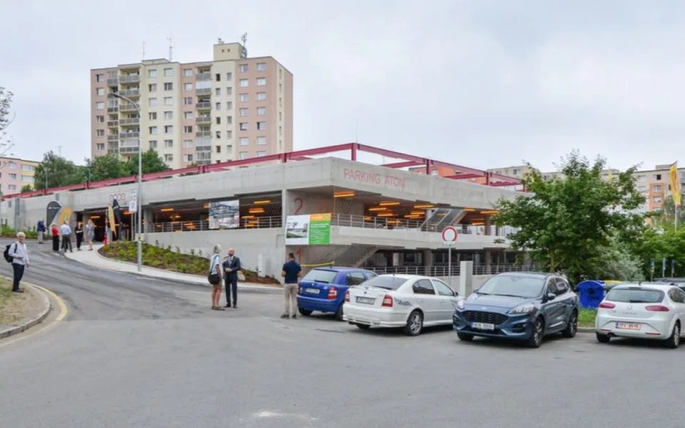 Nový parkovací dům Atom je hotový, celkem nabízí 173 parkovacích míst