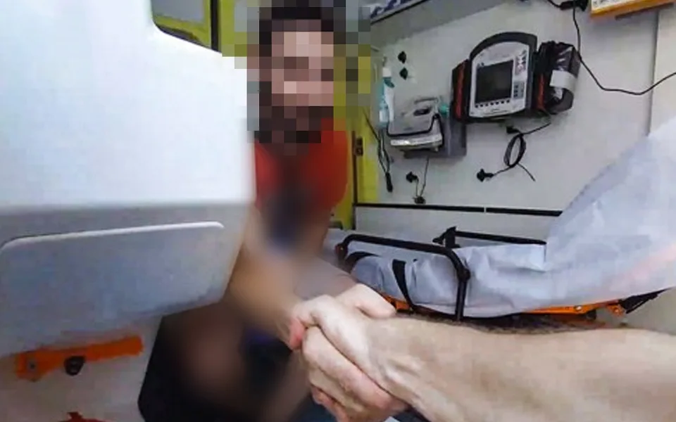 Nalezeného muže převzali od policistů do své péče záchranáři