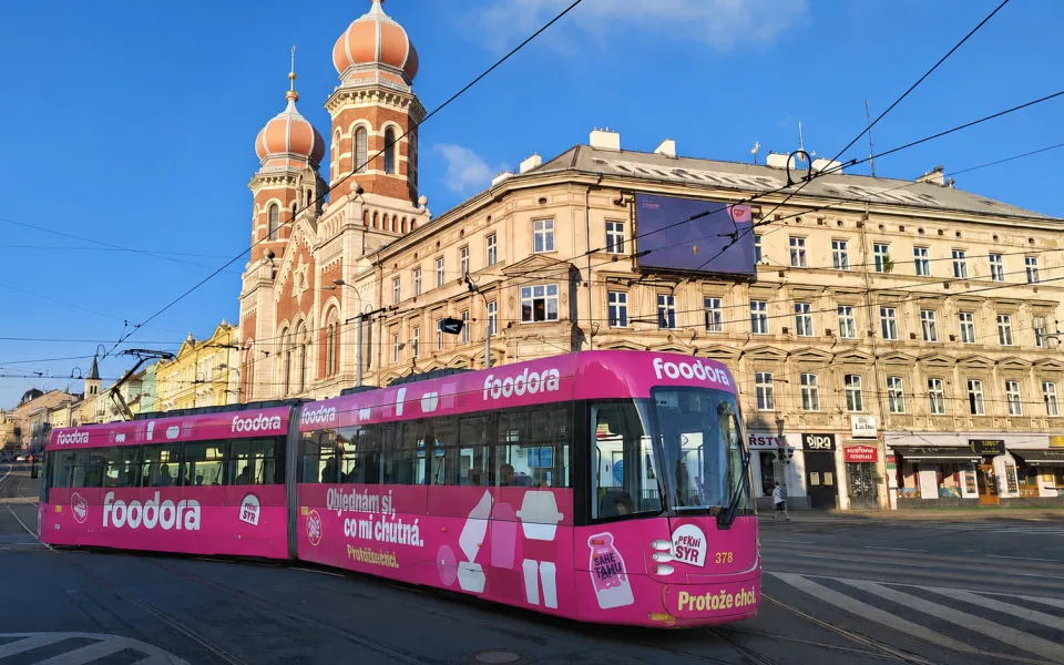Zmizí z ulic i tramvaje oblepené reklamou? Debat na internetu se hned chytil primátor