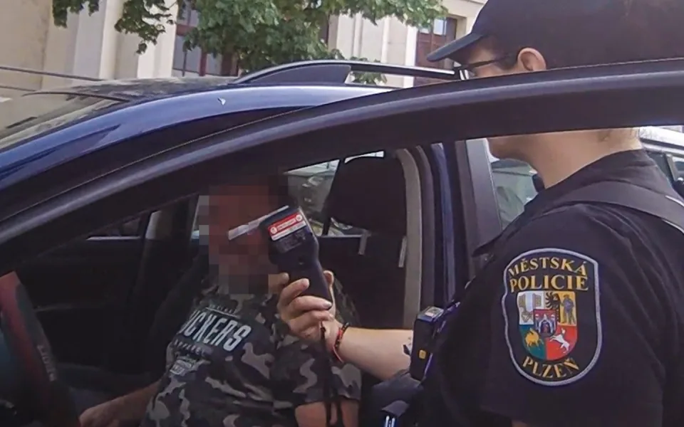 Auto se zmatenou posádkou blokovalo provoz, další zjištění strážníky zaskočilo