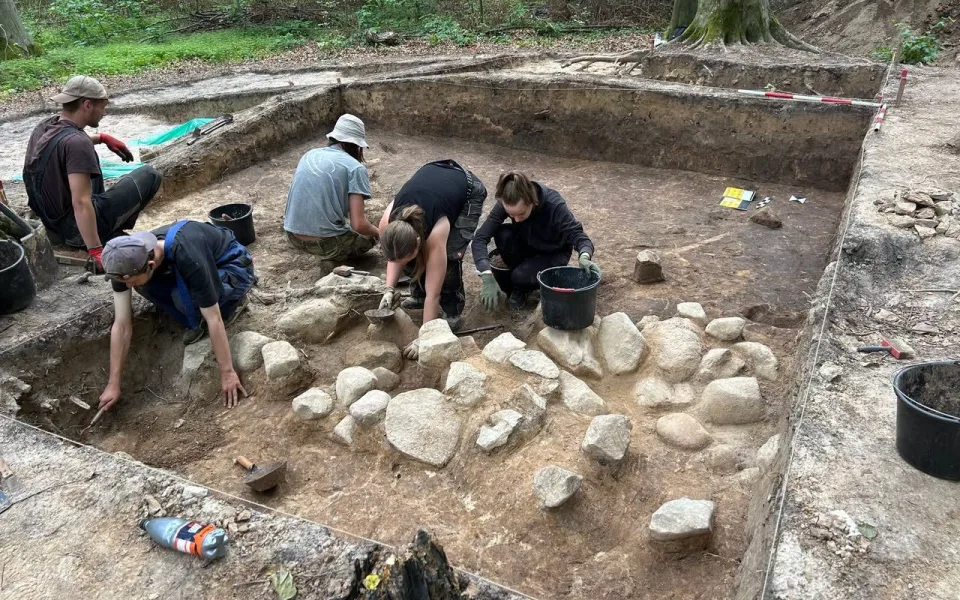 Čeští archeologové odhalují tajemství pohřebiště, kam se lidé vraceli po tisíce let
