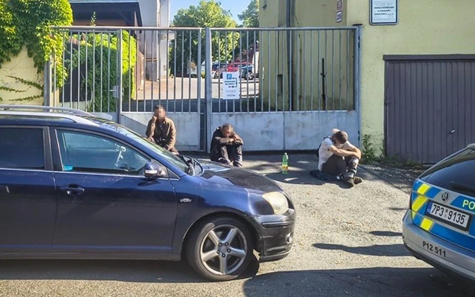 Muž s flexou pod autem odstartoval řetězec odhalení. Problémy měli i jeho kamarádi