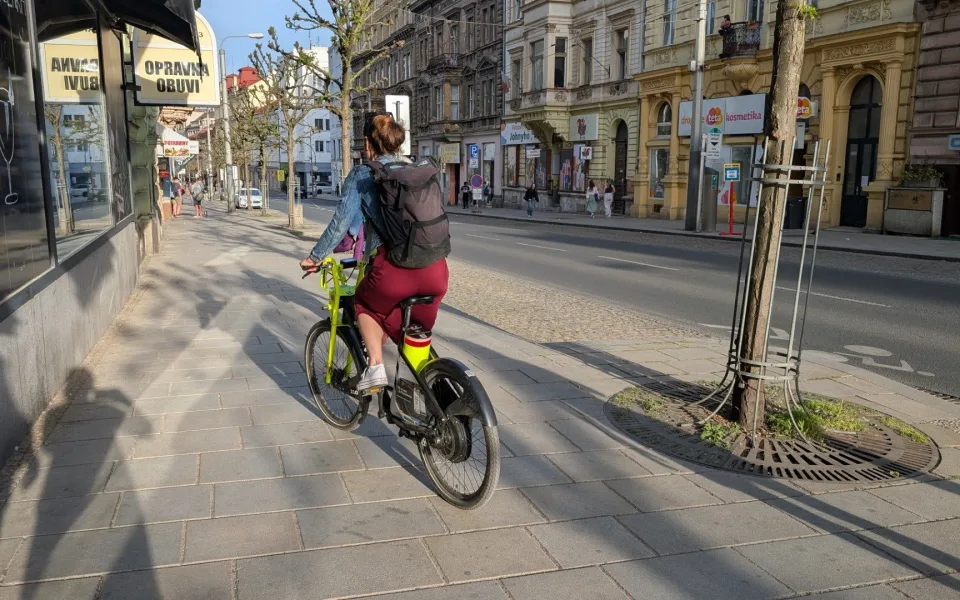 Plzeň v kampani vyzývá cyklisty k opatrnosti. Kol v ulicích města stále přibývá