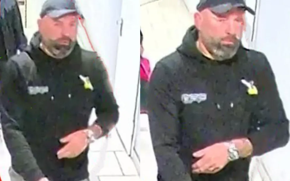 Zloděj z bytu v Plzni ukradl 200 tisíc. Policisté hledají muže z kamerového záznamu