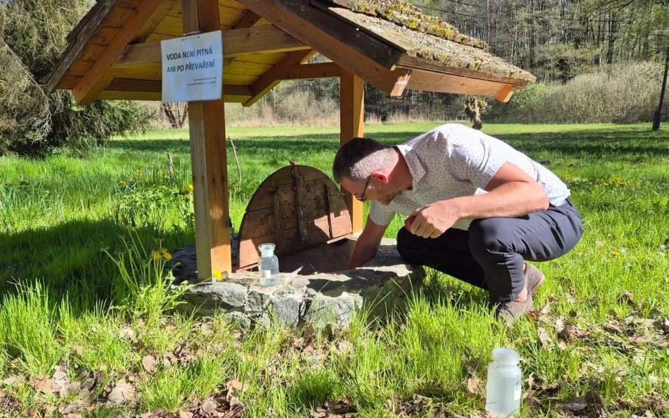 Přírodní studánky lákají k osvěžení, voda z nich ale může způsobit nepříjemné obtíže