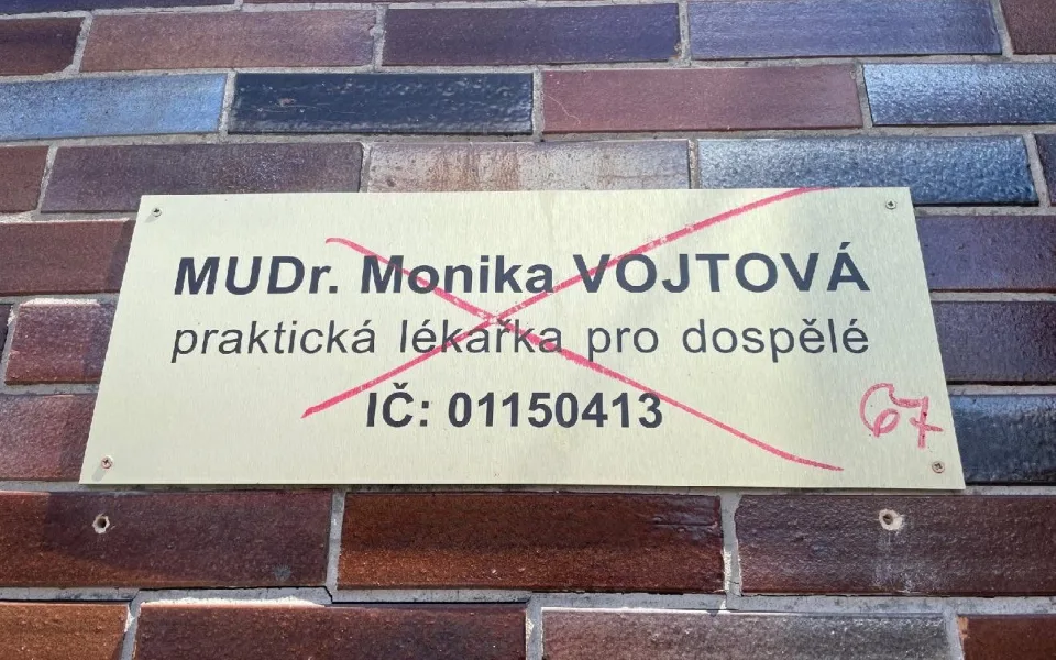 Neznámý vandal přepsal ceduli u doktorky, pacienty poslal na neexistující adresu