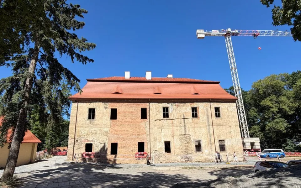 Zdevastovaný zámek Nekmíř ožívá díky novému majiteli