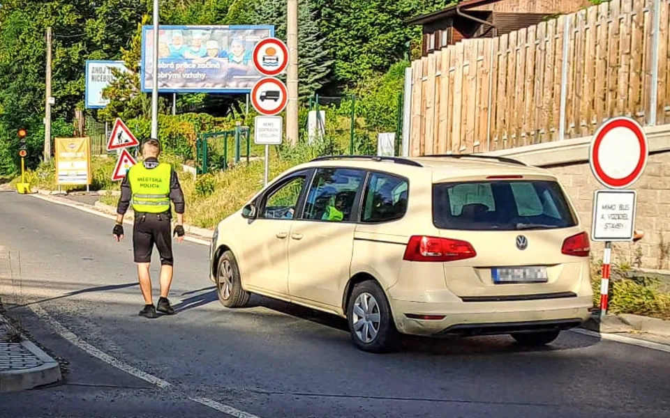 Zmatky na rekonstruované silnici. Řidiči projíždějí zákazem a ohrožují dělníky