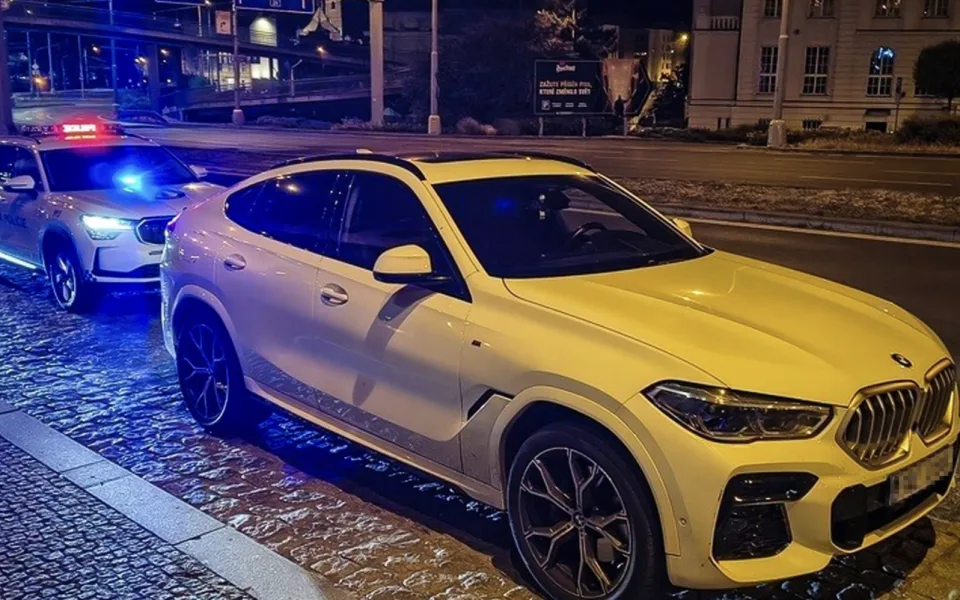 Řidič BMW projel v Plzni na červenou. Nadýchal přes 0,8 promile, ve voze vezl děti.