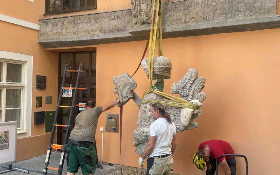 Fragmenty historické Plzeňské brány jsou nově k vidění před rokycanským muzeem.