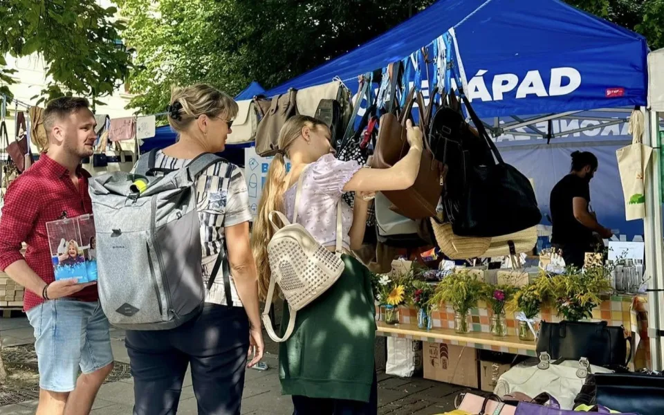 Dobročinný bazar nepotřebných kabelek podpoří děti z náhradních rodin
