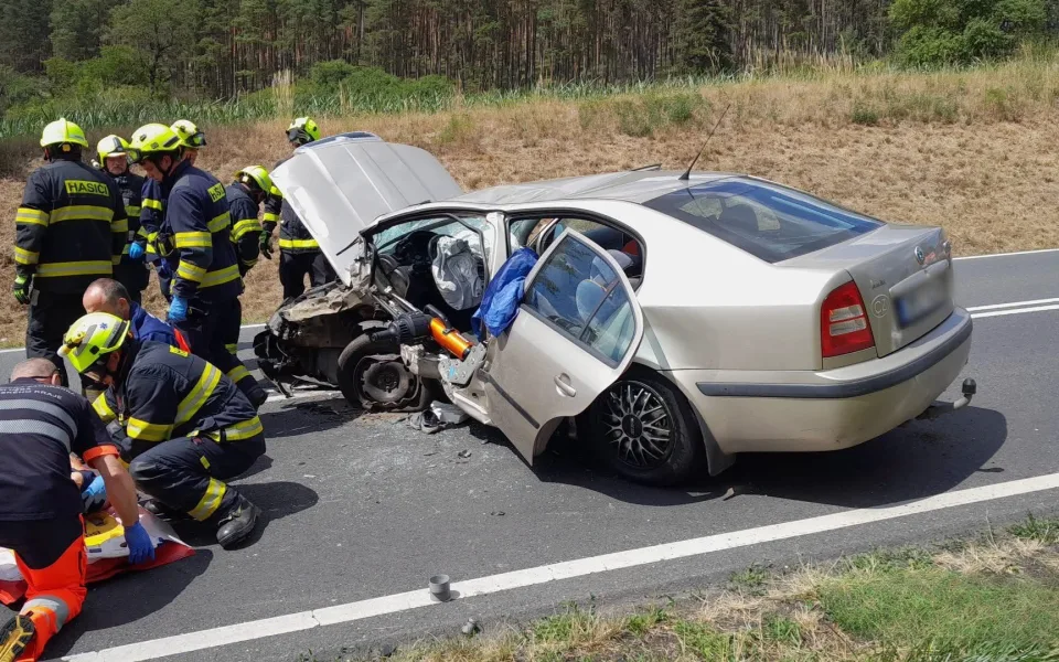 Šest lidí se zranilo při srážce dvou osobních automobilů
