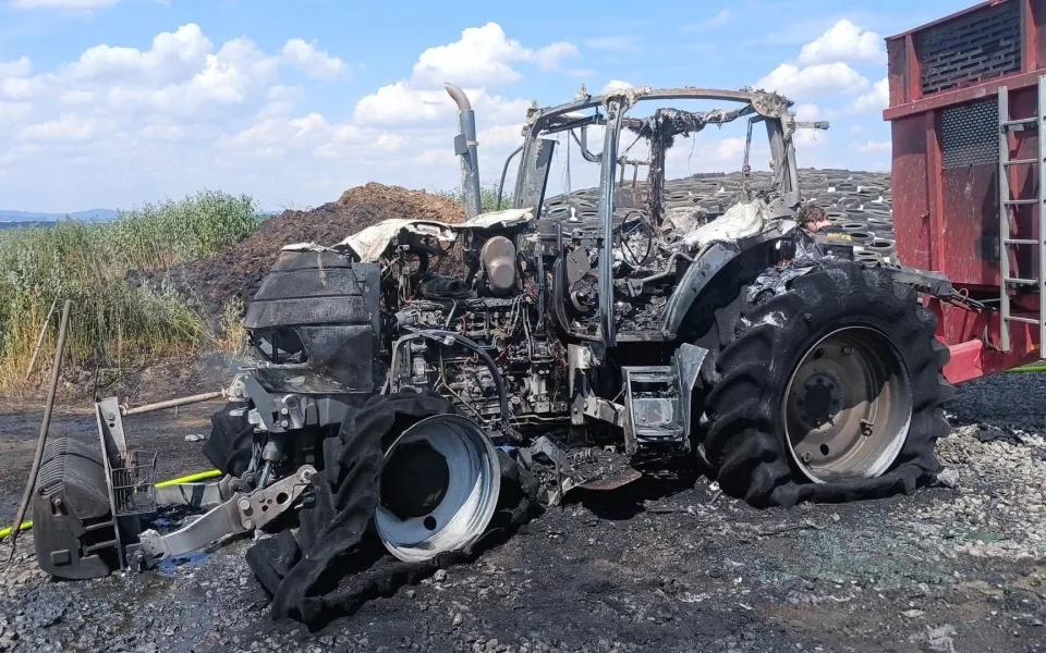 Oheň zcela pohltil a zdevastoval traktor, škody jdou do milionů