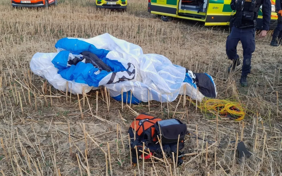 Mladý pilot nepřežil nehodu paraglidu, zřítil se z padesátimetrové výšky do pole