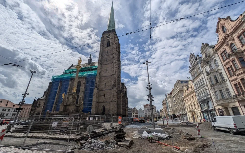 Památkáři vrací úder a upozorňují na paradox s historickou dlažbou na náměstí