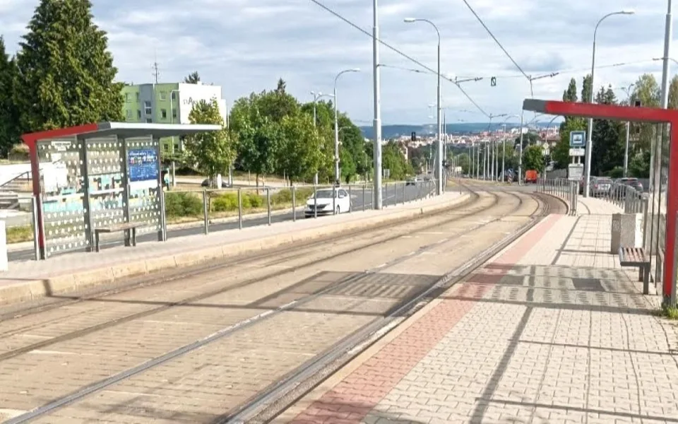 Lidem vadí, že mnohé zastávky MHD nechrání účinně před sluncem